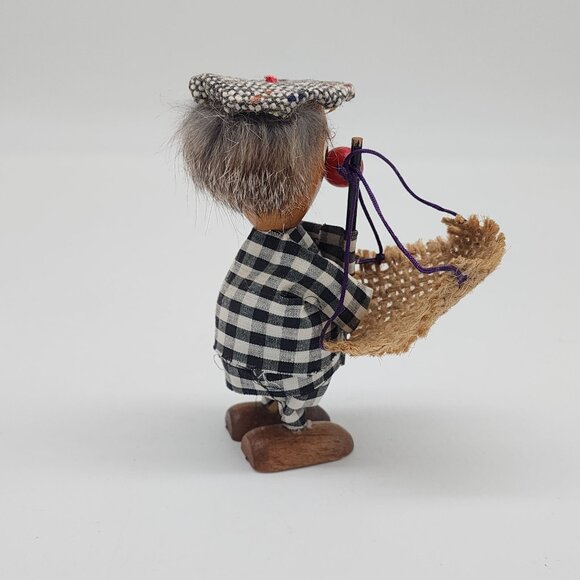 Vintage Wooden Fisherman Doll With Checkered Outfit & Straw Net Japan - Picture 4 of 7
